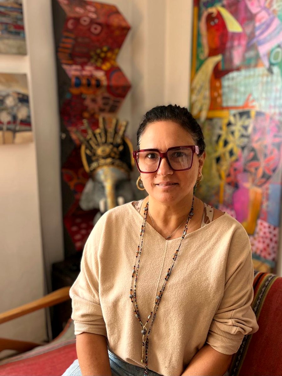 Retrato de Andrea Muñiz Berguecio en su taller, rodeada de su obra