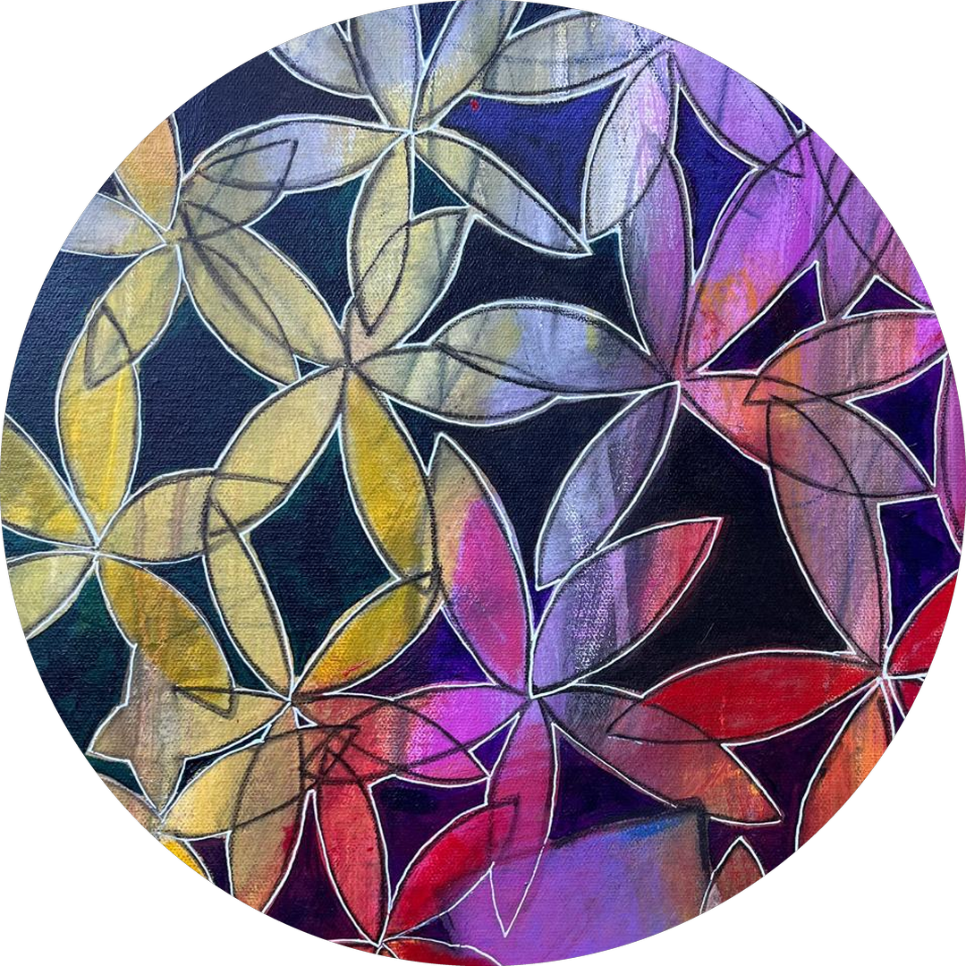 Obra circular de Andrea Muñiz — composición de pétalos en colores cálidos sobre fondo violáceo
